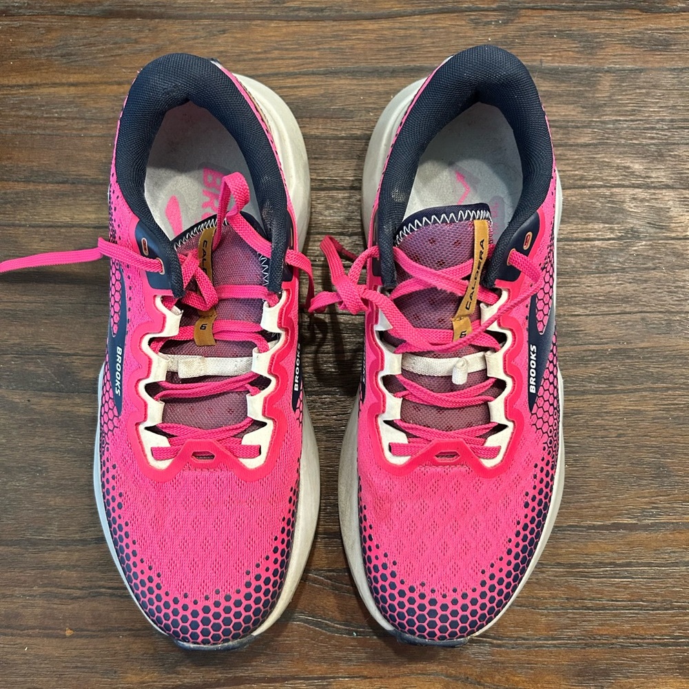Brooks caldera 6 pink glow with navy, women’s 9.5